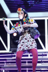 组图：hold住姐说相声造型似芙蓉 坦言多人追求