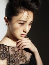 组图：董璇登杂志封面高贵 变超模展完美曲线