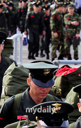 组图：玄彬29日上午乘船前往服役地白翎岛