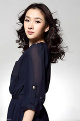 高清图：潘禹彤拍摄宣传片 纯净五色衬出脱俗气质