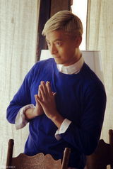 组图：邵桐白发抢镜成《女人帮》时尚男闺蜜