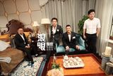 组图：何洁赫子铭大婚 新郎手握新娘玉足