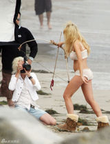 幻灯图：林赛-罗韩轻薄内衣出镜 秀发乱飞似原始人