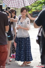 组图：刘心悠秀事业线开工 彭顺探班给执导意见