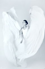 组图：周扬发布梦幻写真 裙角飞扬被赞真人芭比