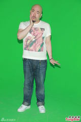 组图：吴君如加拍《金鸡》重口戏 怀抱大香蕉