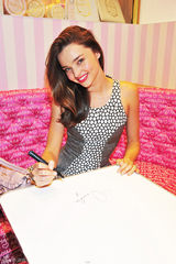 组图：米兰达-可儿穿斑点裙甜美现身东京