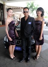 幻灯：张涵予香车美女走三亚 出演宋江父亲支持