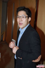 组图：霍启刚发布会感谢媒体 当场派300元红包