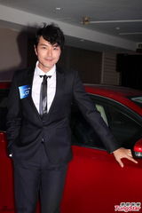 组图：陈敏之秀长腿露胸垫 自曝相约男友庆生