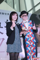 组图：梁洛施复出演舞台剧 穿黑丝短裙秀长腿