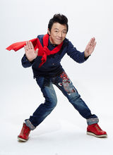 组图：黄渤马上快乐拜年写真逗趣搞笑