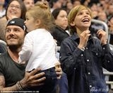 组图：贝克汉姆溺爱吞小七拳头 引长子帅气开怀