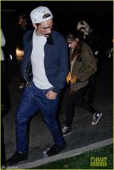 组图：暮光情侣戴同款面具恩爱牵手过万圣节