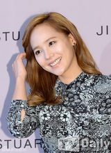 组图：柳真亮相时装发布会 美貌依旧妩媚动人