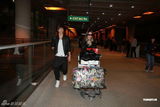 组图：周秀娜和男友现身机场 包裹严实低调回港