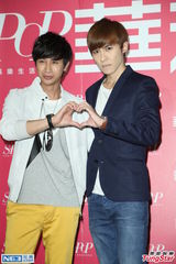 组图：唐禹哲与邱凯伟出席见面会大摆爱心造型