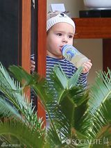 超模可儿携夫抱子海边拥吻 布鲁姆现吻痕(图)