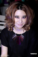 幻灯图：华谊签下“萝莉控”何曼婷 与S.H.E捞金 