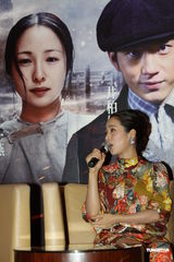 组图：刘青云宣传频耍宝 江一燕靓丽现身不慎走光