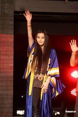 组图：范冰冰大呼我爱姚晨 为中国奥运健儿加油