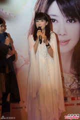 组图：孟庭苇新专辑唱新民歌 白衣天使裙玉女范