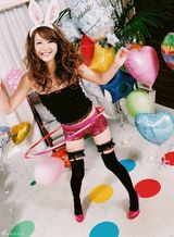 组图：佐佐木希玩变装秀 穿旗袍抱熊猫