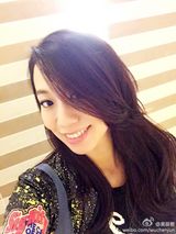 组图：吴辰君挺6月大肚坚持运动 自拍心情靓