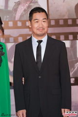 组图：张国立帅气亮相红毯 徐帆绿色长裙显贵气