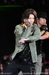 组图：山下智久台北华丽开唱 劲歌热舞high翻天 