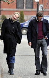 幻灯图集：乌玛-瑟曼和老公当街热吻