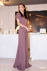 组图：舒淇优雅长裙性感代言 低胸美背十足抢镜