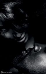 组图：卡戴珊与男友亲密写真上演情欲诱惑