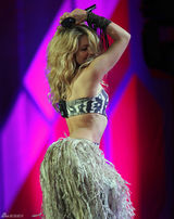 高清图：世界杯官方演唱会上演 夏奇拉热力四射