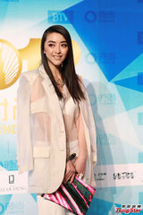 组图：时尚大典星光熠熠 黄渤嘻哈装亮相