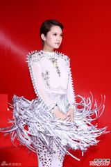 组图：杨丞琳穿华服亮相 尾椎伤势未复原