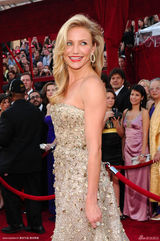 高清图：奥斯卡红毯 卡梅隆-迪亚兹金裙映衬小金人