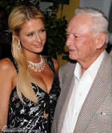 幻灯图：帕丽斯-希尔顿亲吻爷爷 努力改善祖孙关系