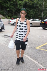 组图：陈小春为爱妻送早餐 提起儿子好心情