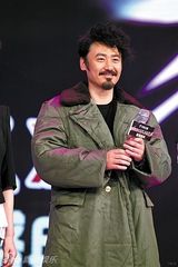 组图：最IN单品军大衣 刘德华范冰冰田亮全靠它