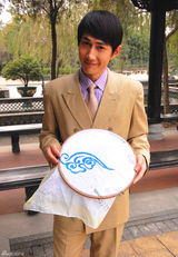 组图：《百媚千娇》深圳首播 何明翰打造年代风潮