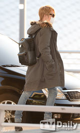 组图：JYJ赴广州宣传亚运 墨镜口罩遮面亮相