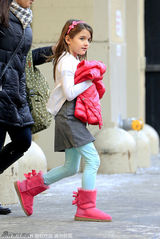 组图：小苏瑞放学回家 一身粉白装漂亮又可爱