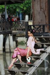 组图：梁镜珂泰国写真玩转异国风情