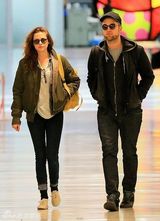 组图：暮光情侣档齐戴墨镜扮酷脸现身机场