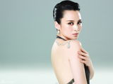 组图：蒋勤勤拍珠宝杂志大片 优雅从容显女人味