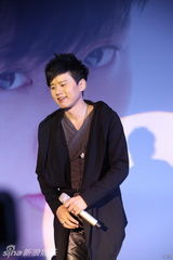 组图：张杰现身北京宣传翻唱专辑