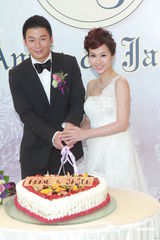 组图：港星文颂娴奉子成婚 宣布已怀孕三个月