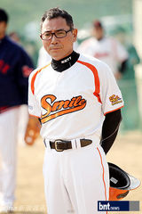 组图：韩星白成铉徐智锡等艺人参加棒球大赛