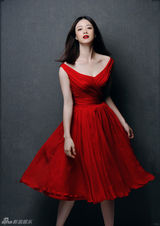 组图：蒋欣开年红裙大片秀香肩美艳动人